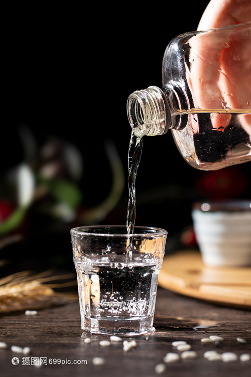 白酒倒酒 一门餐桌上的艺术与礼仪